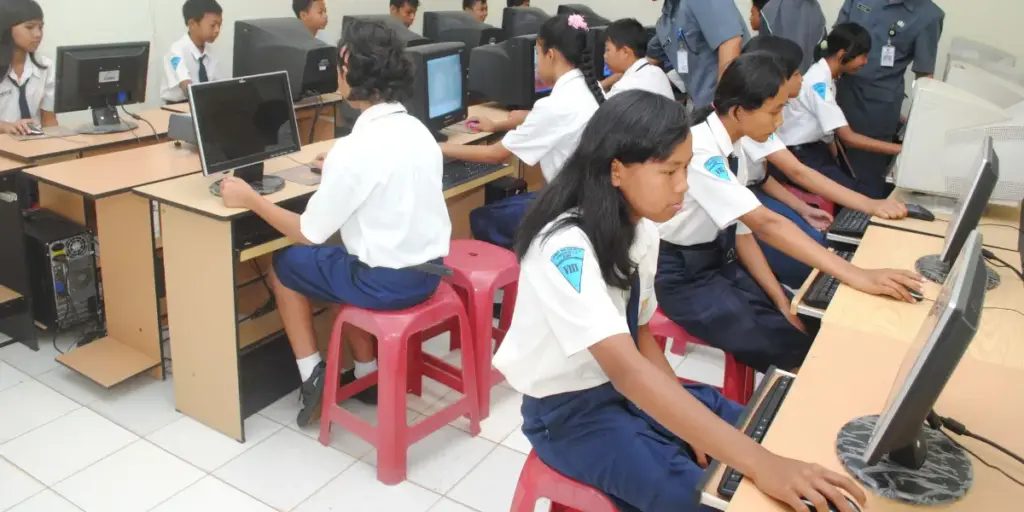 Tantangan Migrasi dan Strategi Gerilya di Sekolah